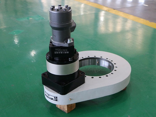 ①Customized double-gear high-precision, negative-clearance precision helical (grinding) slewing drive, to achieve zero backlash for customers.