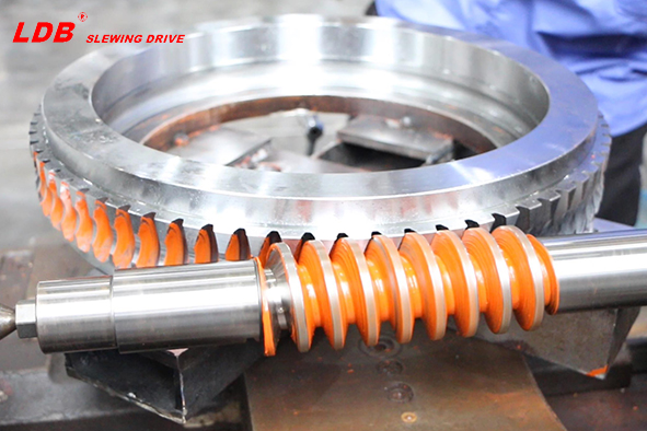 Slewer The structure and function of the slewing drive of the truck-mounted ...